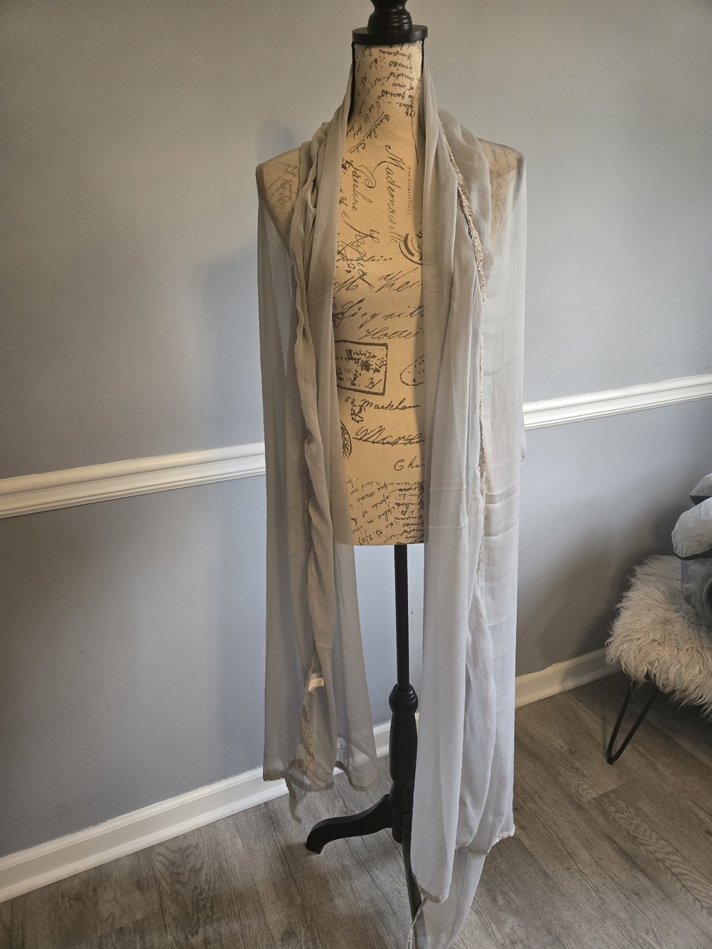 DUPATTA Light Gray Embroidered Tunic with Scalloped Hem - Picture 7 of 9